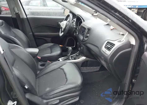 2018 Jeep Compass Latitude 4X4 z USA, uszkodzony, nr VIN 3C4NJDBB4JT113978